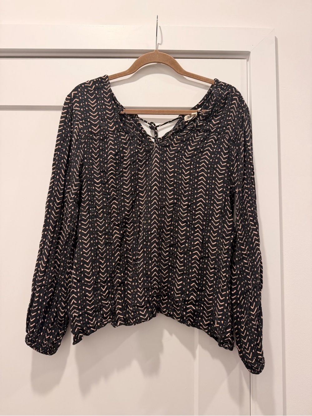 Billabong Black & Cream Chevron Tie-Neck Long-Sleeve Blouse